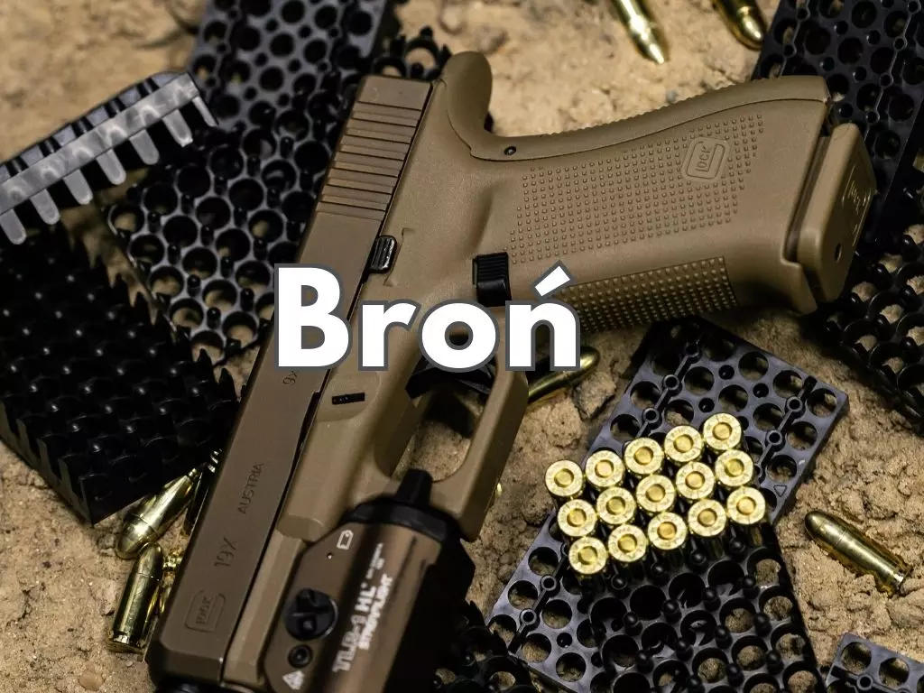 Zdjęcie przedstawia pistolet wraz z amunicją. Na zdjęciu napis broń. Wykonane na strzelnicy w Libiążu
