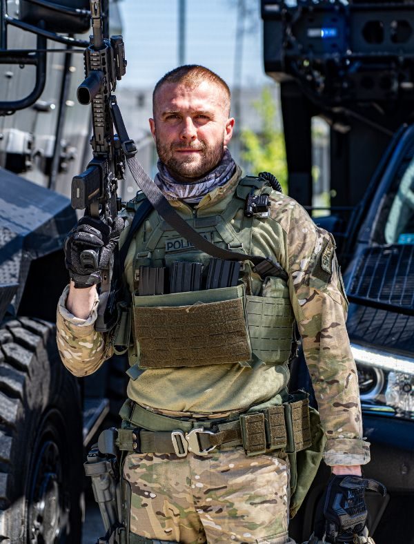 Zdjęcie przedstawia żołnierza z karabinem
