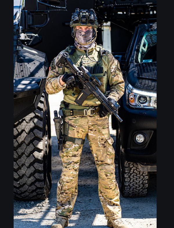 Zdjęcie przedstawia żołnierza trzymającego karabin